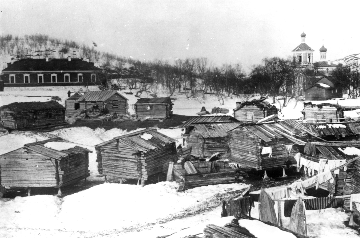 Boris Gleb, Russland, med bebyggelse, før 1900. Skoltesamisk bebyggelse nær kirken, bebodd en kort tid om våren (A. B. Wessel).