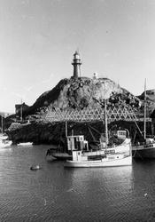 Fiskebåter nedenfor Ona fyr.