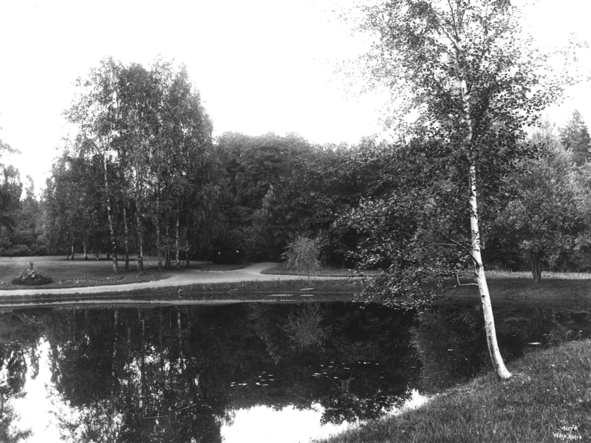 Skøyen hovedgård, Oslo 1903, Dam i parken.
