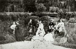 Gruppe, i hagen på gården Moen, Kviteseid, eid av propietær 