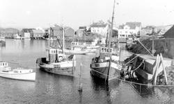 Båter og bebyggelse i Ona i Sandøy i Møre og Romsdal.