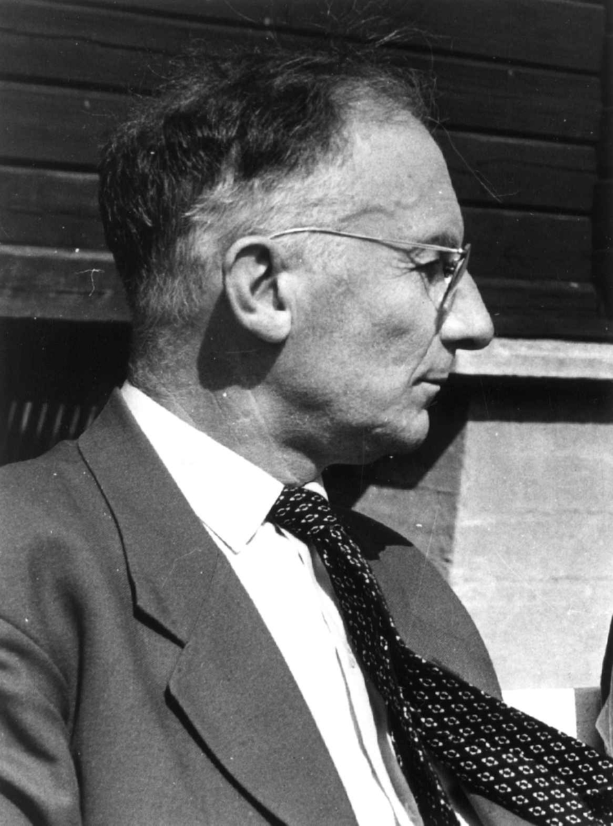 Professor Hilmar Stigum, førstekonservator på Norsk Folkemuseum, fotografert 16. mai 1960, under en tjenestereise.