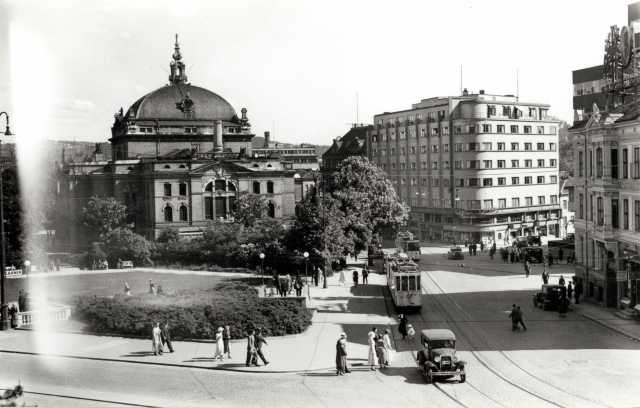 Nationaltheateret, Oslo 1934. Nationaltheateret sett fra Slottsparken.