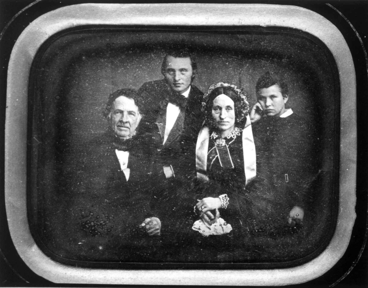 Avfotografering. Gruppe, tollkasserer Werner Hosewinckel Christie (1785-1872) med familie, hans kone Hansine, født Langsted (1802-64) og sønnene Andreas, født 1829, og Werner H., født 1837. Antatt fra daguerreotypi i privat eie.