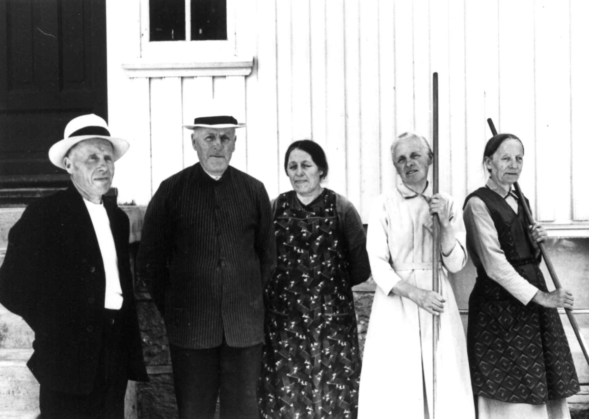 Portrett av s
østrene Bjarland og brødrene deres utenfor et hus. Bjelland, Marnardal 1939.