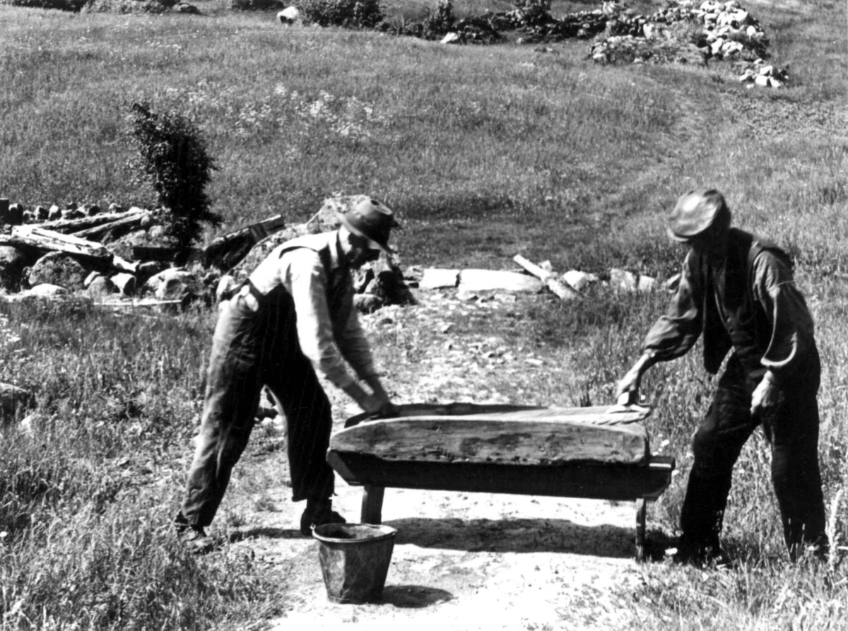 To menn ved en stampe til tøy. Fjotland, Kvinesdal, Vest-Agder 1941.
