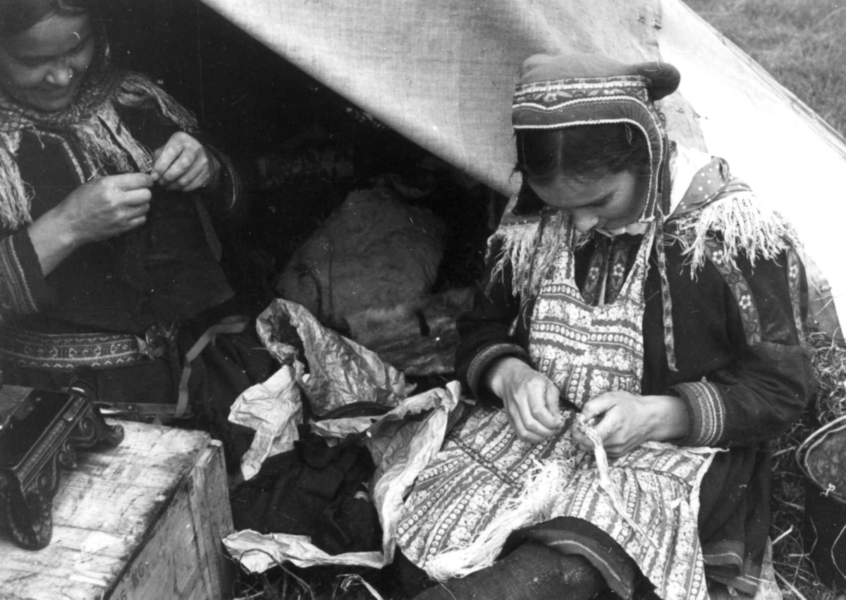 To kvinner arbeider med skinn og senetråd. Olderdalen, Kåfjord, Troms 1947.