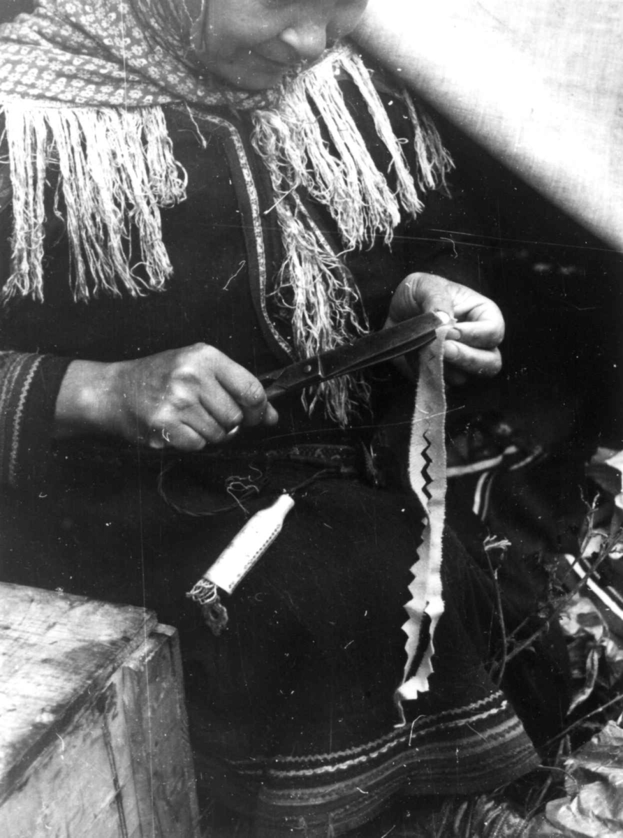 En kvinne arbeider med søm. Olderdalen, Kåfjord, Troms 1947.