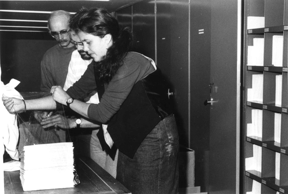 Wilse-negativ pakkes av personale fra Nasjonalbiblioteket, Mo i Rana, 15.8.1990. Fra venstre: Arnfinn Småli, Thomas Røjmyhr og Kari Mina Kvammen.