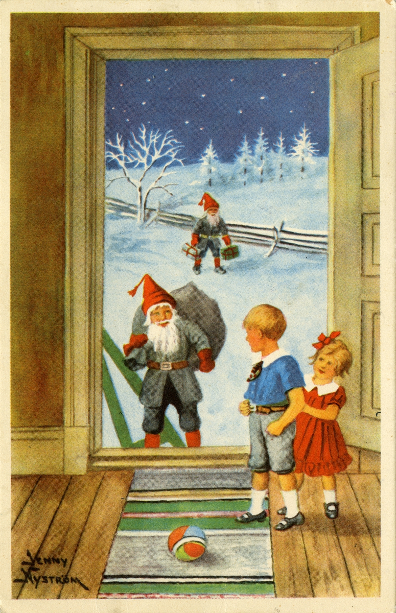 Julekort. Jule- og nyttårshilsen. To barn står i døren og venter på to nisser som kommer med pakker. Illustrert av svenske Jenny Nyström (1854-1946).