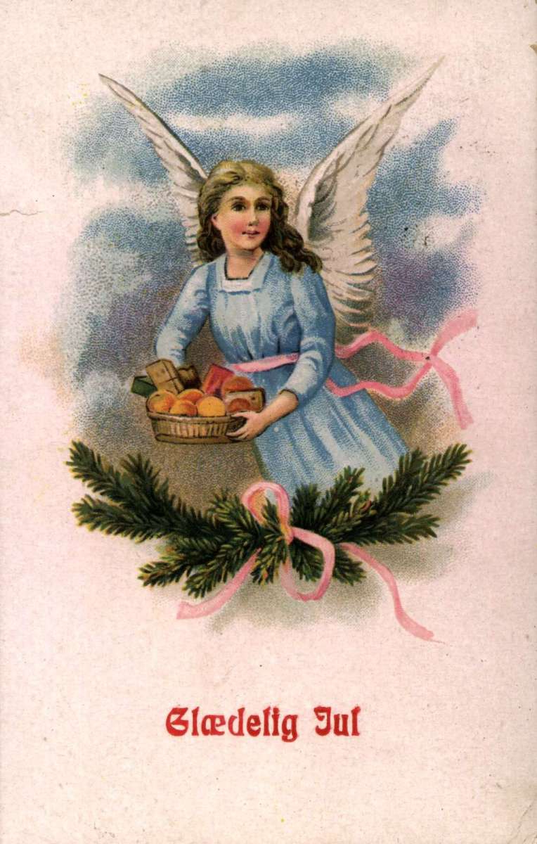 Julekort. Jule- og nyttårshilsen. Engel med fruktfat og pakker. Stemplet 24.12.1920.