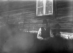 Portrett av bonde i Eggedal, eldre mann med vest og skjorte,