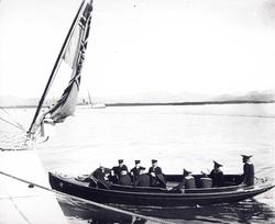 Motorbåt med uniformrte menn på havna i Molde, Møre og Romsd