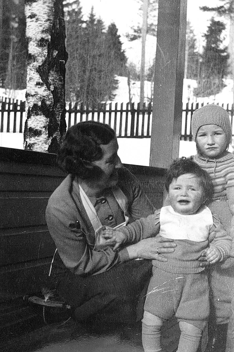 Fra Jar, Bærum, Akershus, mars 1941. Hjørdis Fougli med barna Reidunn og Anders.