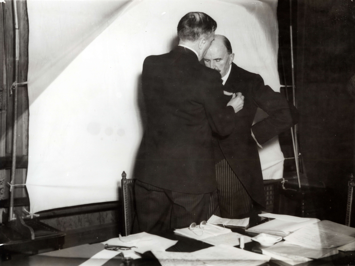 Hans Aall tildeles borgerdådmedaljen 20. desember 1937. 
På bildet fra venstre: Statsråd Nils Hjelmtveit og Hans Aall
