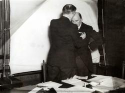 Hans Aall tildeles borgerdådmedaljen 20. desember 1937. 
På