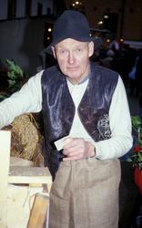 Julemarked 2001.
Salg av julenek.