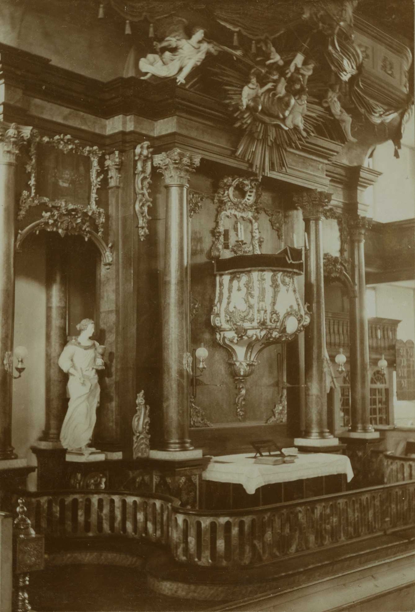 Interiør med prekestol, alter, Kongsberg kirke, Kongsberg, Buskerud. Fotografert 1908.