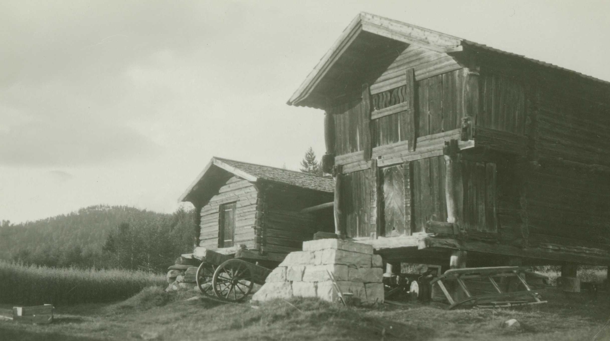 Gårdstun med loft og bur, Fulsås,Rollag, Buskerud. Fotografert 1929.