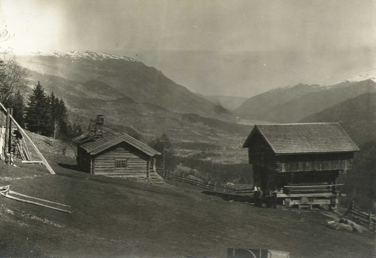 Gårdstun, Tho, Hjartdal, Telemark. Fotografert 1915. Landskap i bakgrunn.