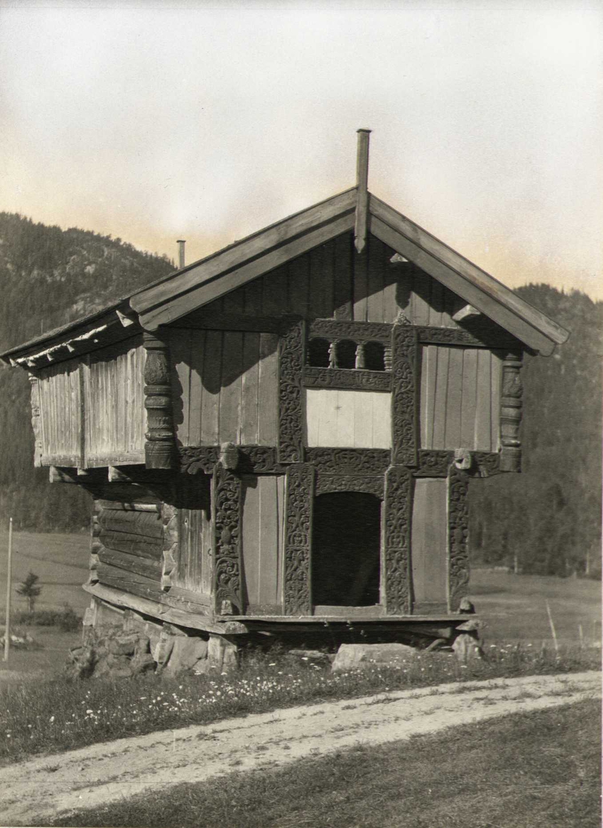 Stabbur, Midbøen, Brunkeberg, Kviteseid, Telemark.  Fotografert 1916.