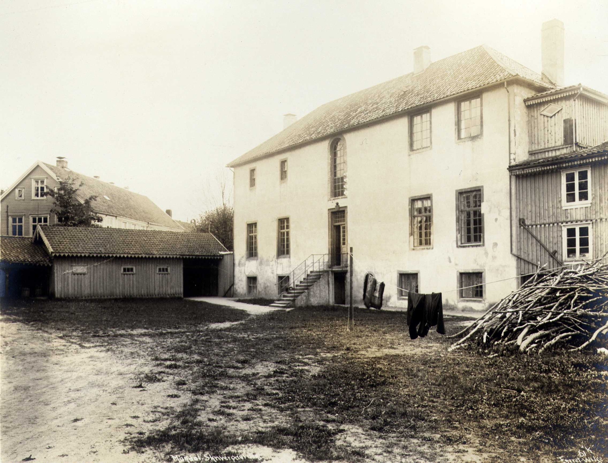 Skrivergården sett fra bakgården, Mandal, Vest-Agder. Fotografert 1912. 