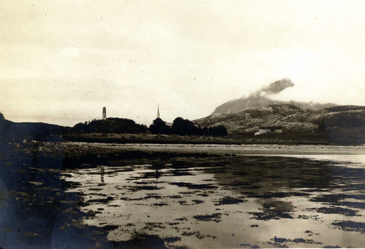 Landskap med kirke og minnestøtte, Alstahaug kirke, Alstahaug, Nordland. Fotografert 1920.