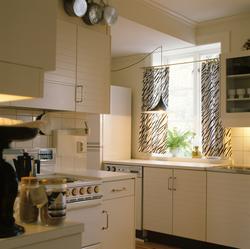 Kokeplass på nytt kjøkken i gammelt hus. Illustrasjonsbilde 