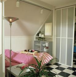 Sengeplass med skjermvegger i leilighet i på loftet  i enebo