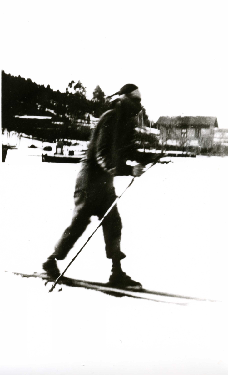 Jente på ski på isen på Bunnefjorden ved Oslo Godtemplarungdomslags feriehjem Kirkevik, Nesodden, ca 1945.