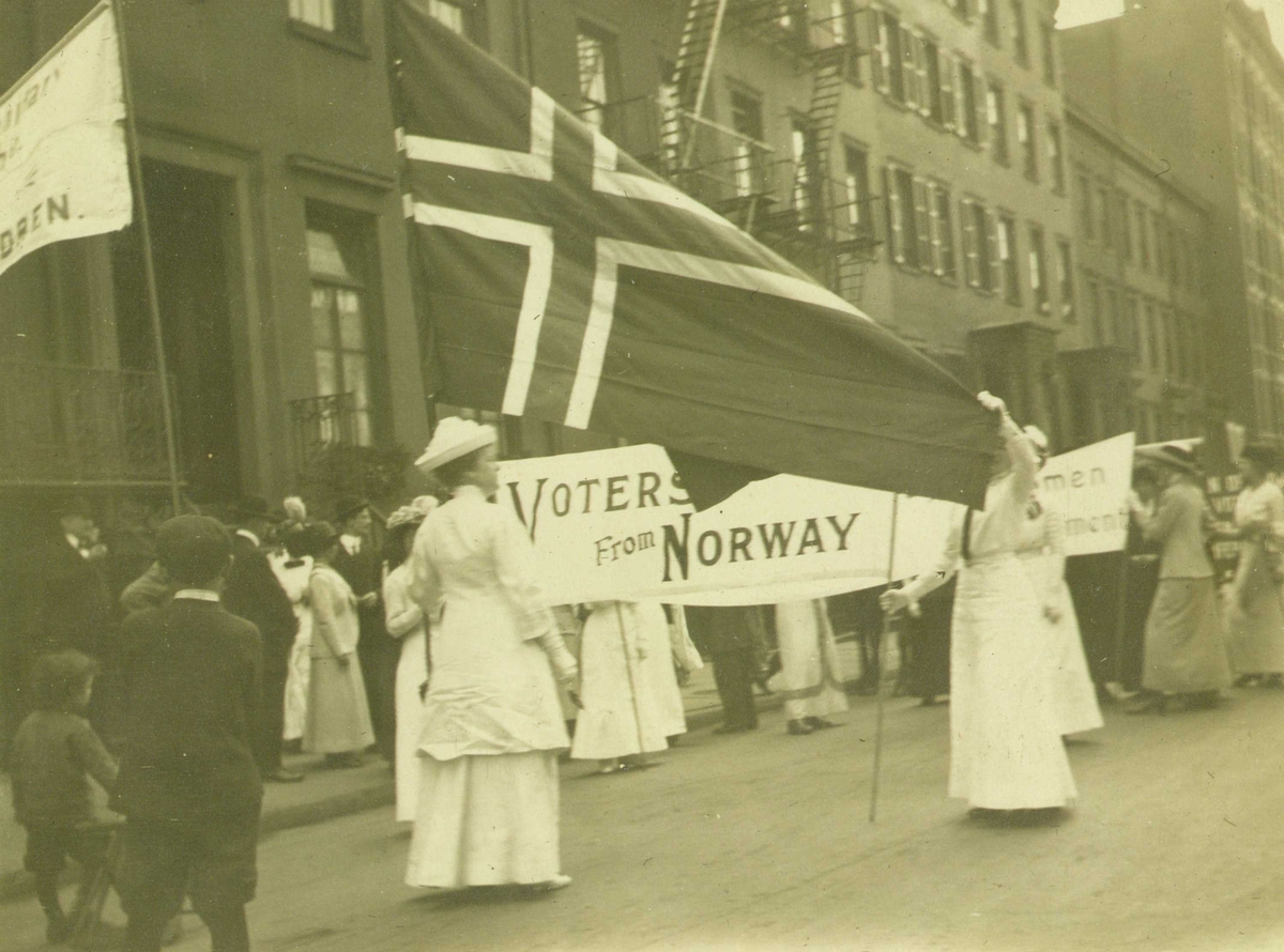 Demonstrasjonstog, New York, 1913. Norske kvinner i kampanje for at amerikanske kvinner skal få full stemmerett, slik de selv fikk i 1913. Martine Amundsen Gran fra Mandal var med i toget.