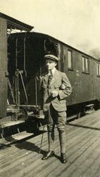 Ung mann foran jernbanevogn.