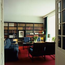 Bibliotekstue med sittegruppe og reol designet av Alf Sture.