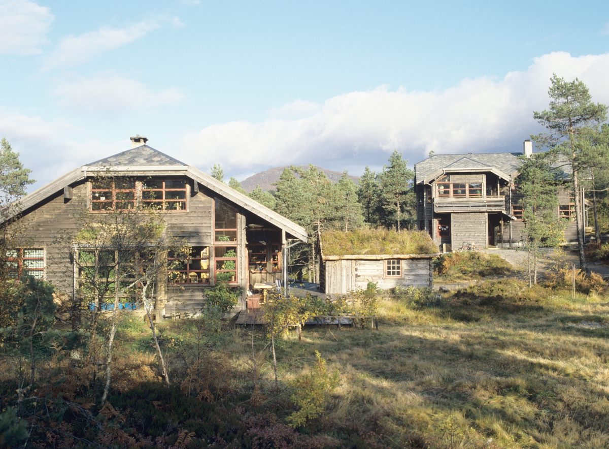 To hus og et gjestehus ligger vakkert i terrenget i Naustdal ved Førde. llustrasjonsbilde fra Bonytt 1986.