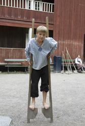 Levendegjøring på museum.Mathias går på stylter.
Ferieskol