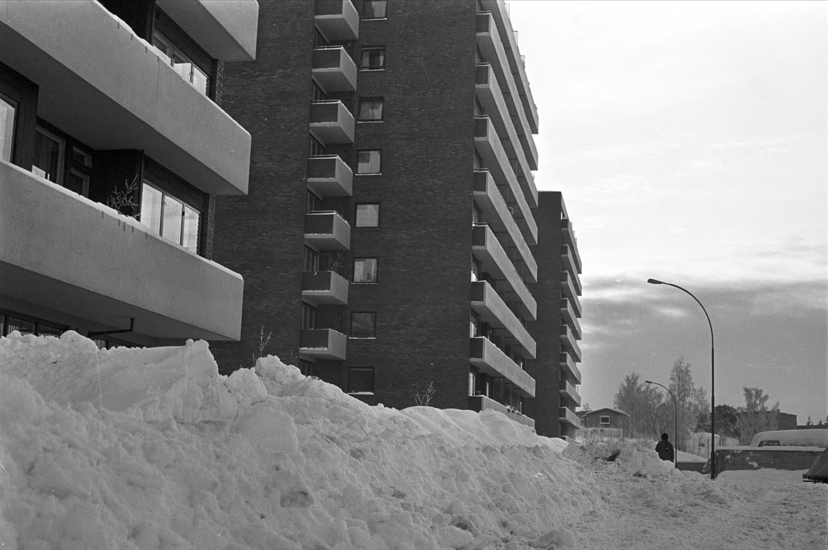 Serie. Mangelfull snørydding på Bogerud, Oslo.