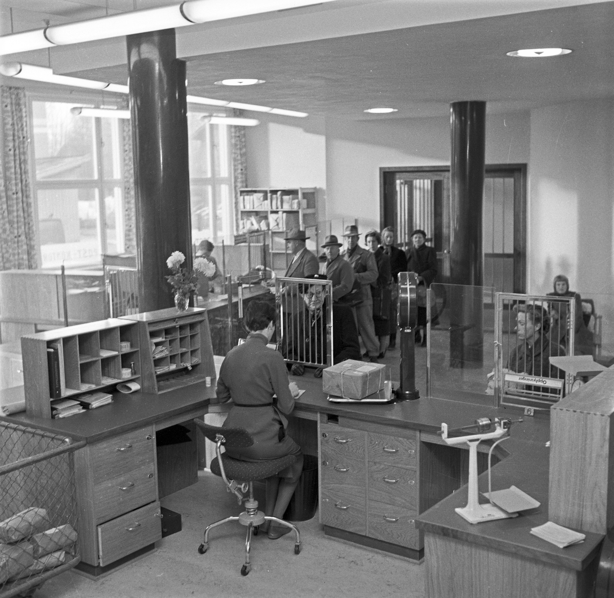 Lillestrøm, 21.11.1955. Posthuset, interiør, funksjonær og kunder.