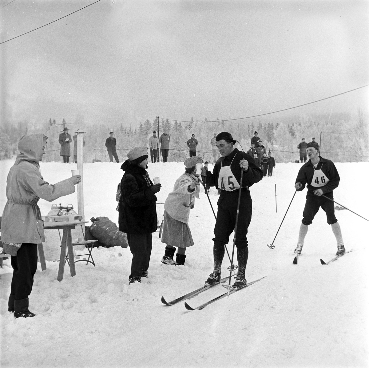 Serie. Skiløperen Håkon Brusveen, bl. under et langrenn på Lillehammer (nr.45 på brystet) i 1958, og 30km i NM (nr. 30) i 1960.  Fotografert 1958-60.