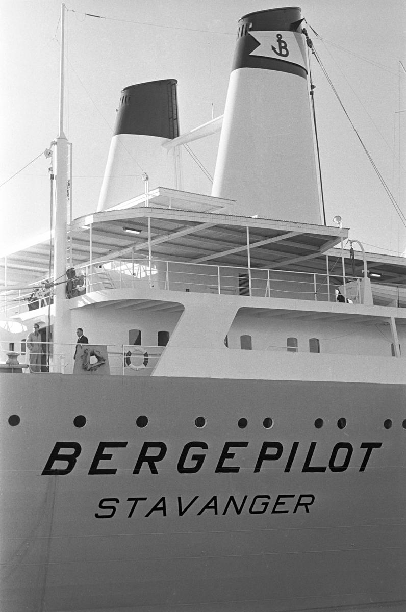 Serie. På prøvetur med M/T "Bergepilot" Stavanger og Rosenberg VI frakter passasjerer. Fotografert okt. 1965.