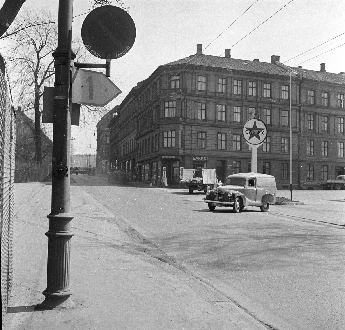 Serie. Trafikkskilt som viser utfartsveier i Oslo. Fotografert mai 1956.