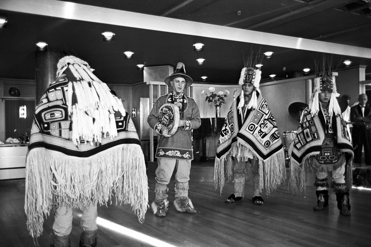 Serie. Indianske dansere fra Alaska opptrer på Fornebu i Oslo. Ordfører Brynjulf Bull får overrakt en indiansk skulptur. Fotografert oktober 1965.