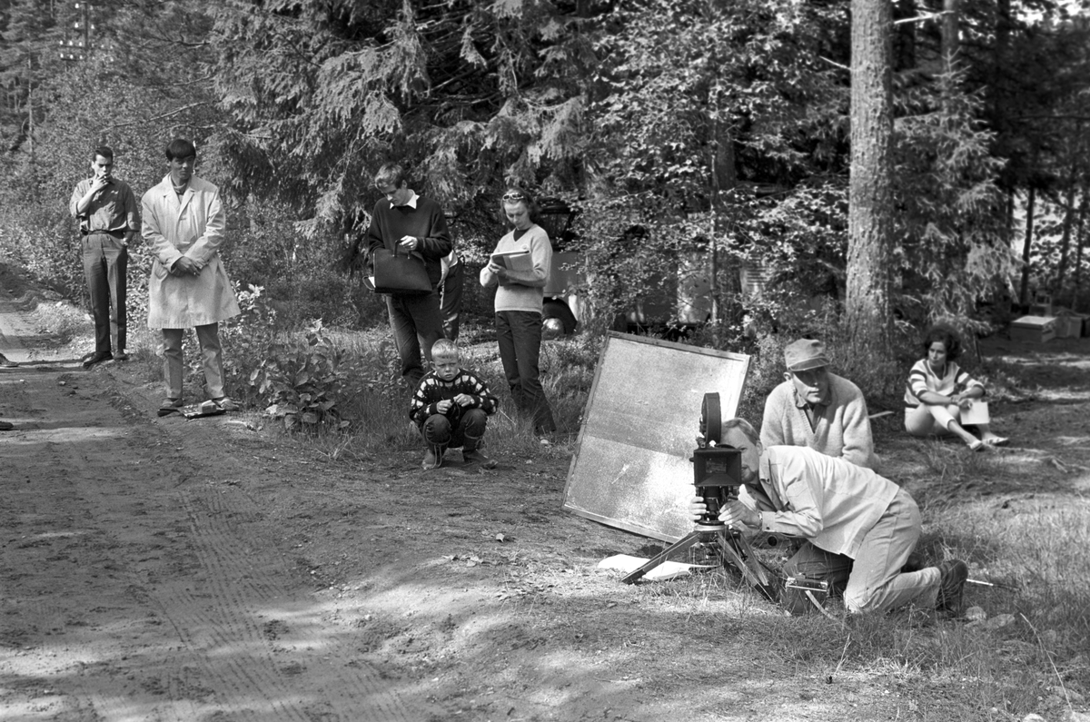 Serie. Norsk films innspilling av Arne Skouens film "Reisen til havet", Valldal ved Kragerø. Fotografert juli 1966.