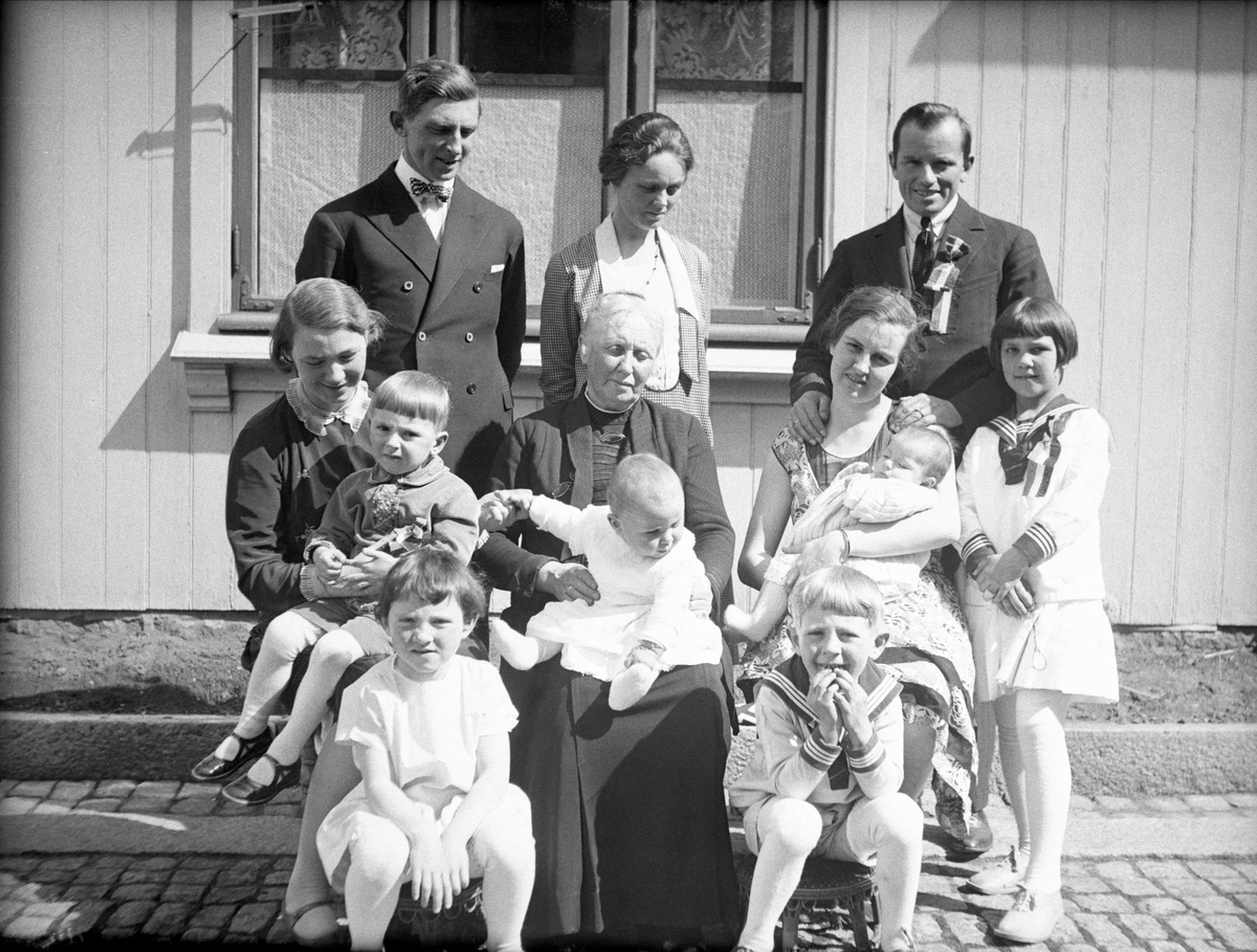Familiene Arentz og Kruge samt Dea Scheen er samlet på 17. mai sammen med noen ukjente. Fotografert 17. mai 1929.