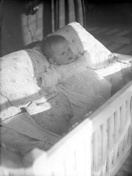 Siri Arentz ligger i en seng. Fotografert mars 1931.