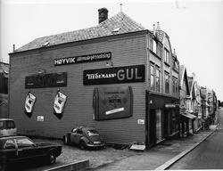 Gatebilde. Hus med reklame for tobakk på veggen.