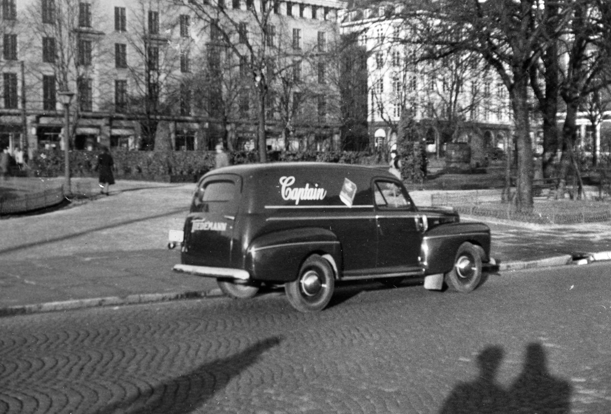 Ford varebil i Bergen med reklame for Blue Master og Captain sigaretter malt på sidene. Bilen ble malt i oktober 1947.
