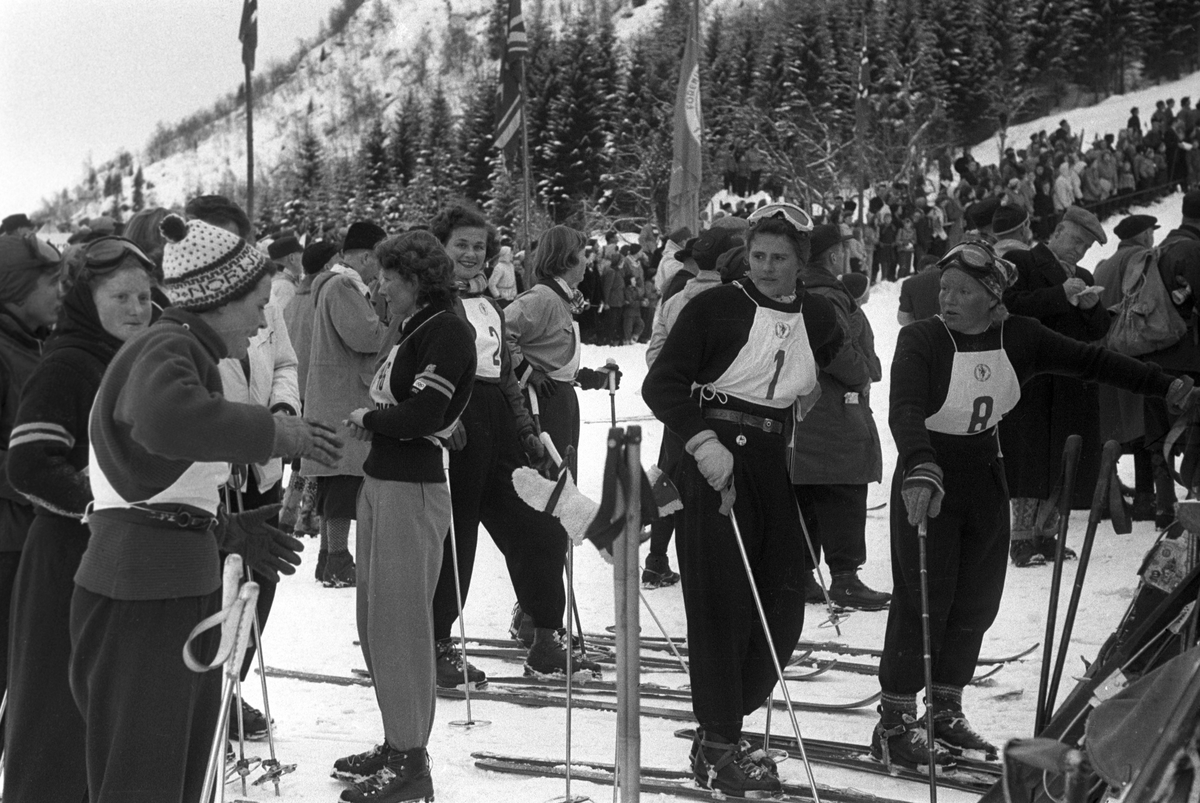 Noen av de kvinnelige alpinistene med startnummer på brystet. Holmenkollrennene på Voss 1952. Fotograf Dagbladet
