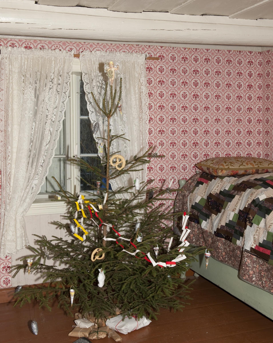 Juletre i Johannesgate 14. Fra friluftsmuseet. Bildet er tatt i forbindelse med julemarkedet 2012.