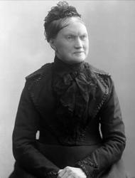 Portrett, eldre kvinne i mørk drakt. Fru Nanna Ørnberg.