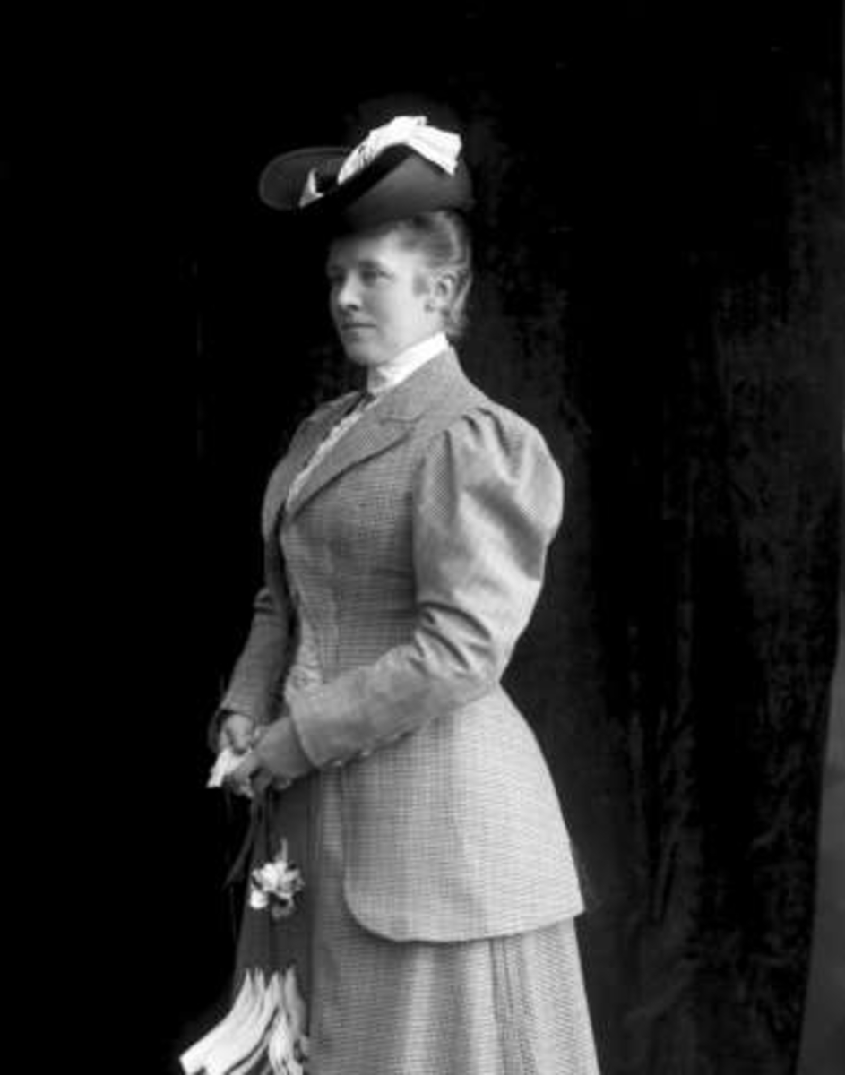 Portrett, kvinne i ytterplagg, med hatt. Fru Grüner.